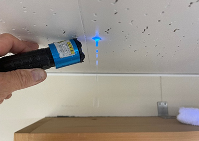 雨漏りの侵入箇所 色